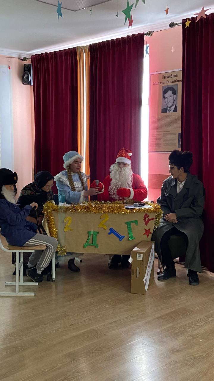 Сегодня в нашей школе прошёл долгожданный праздник , посвященный Новому году.